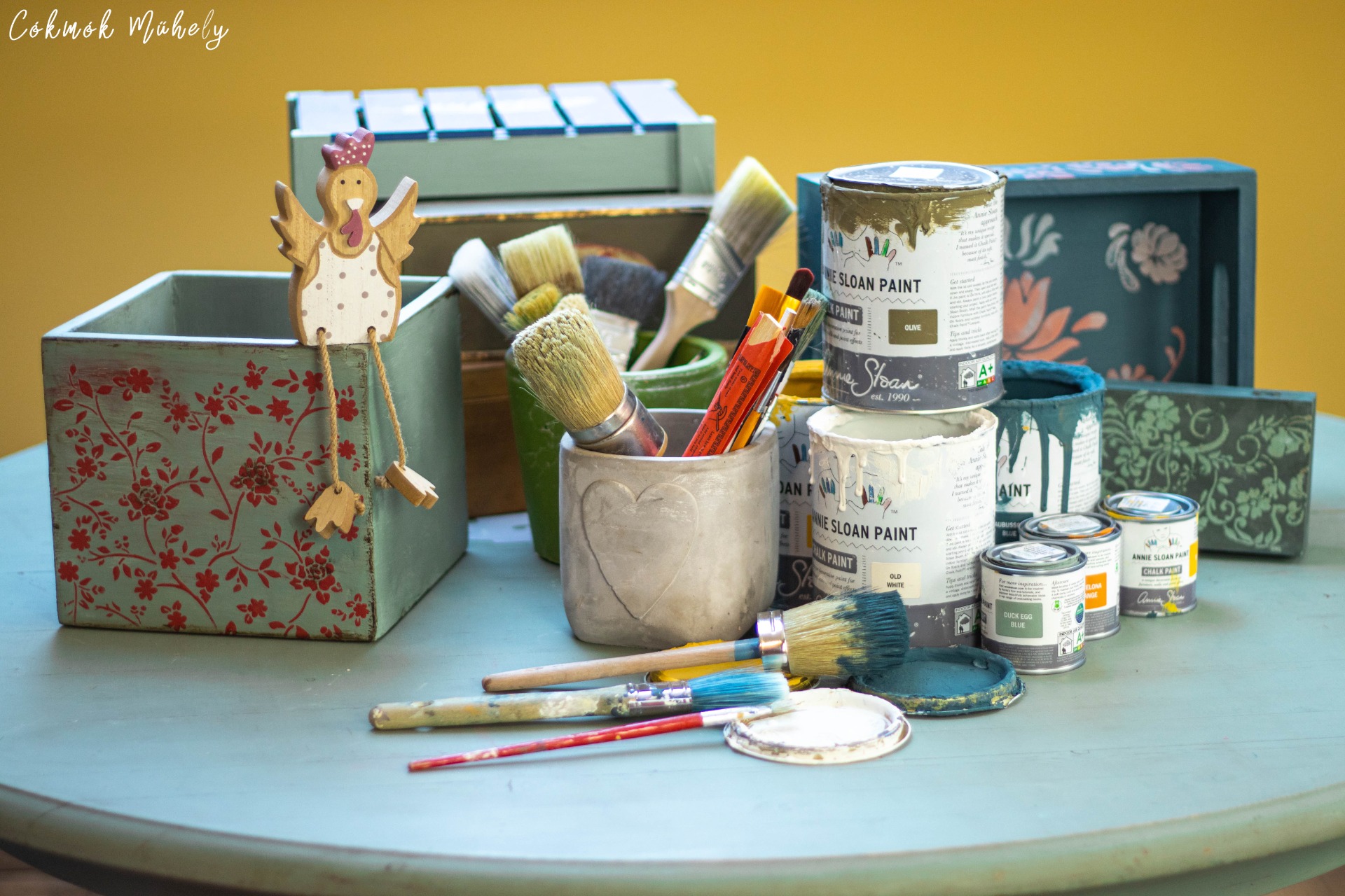 Annie Sloan által kifejlesztett Chalk Paint™ krétafestékkel dolgozunk